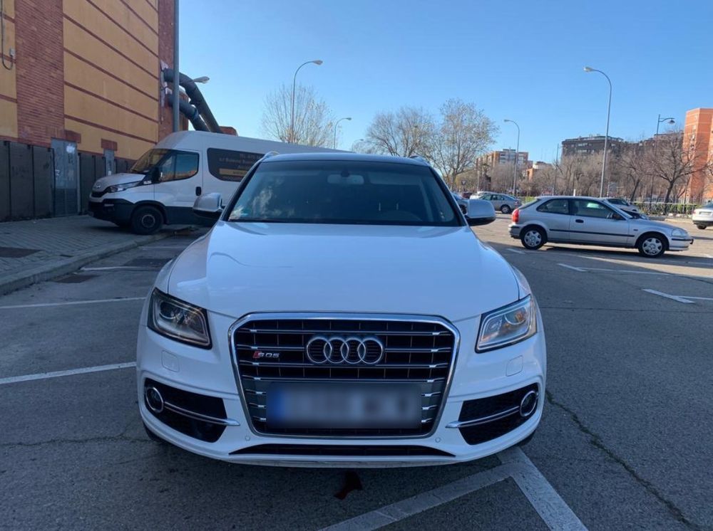 Audi SQ5 blanco con rejilla cromada