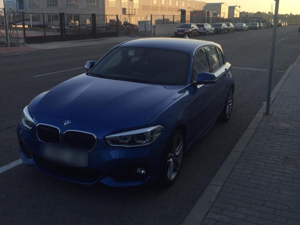 BMW Serie 1 118d azul aparcado al atardecer