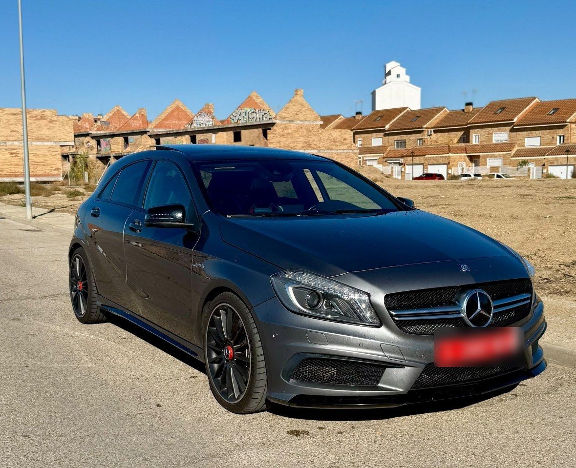 Mercedes-AMG A 45 gris